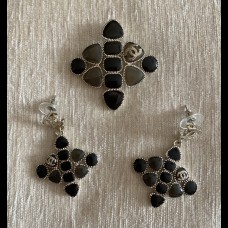 CHANEL Комплект брошь и серьги с логотипом CHANEL Комплект брошь и серьги с логотипом