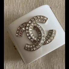 CHANEL Великолепный лого- браслет CHANEL Великолепный лого- браслет