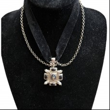 CHANEL Колье на черной барзотной ленте с мальтийским крестом CHANEL Колье на черной барзотной ленте с мальтийским крестом