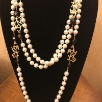 CHANEL  Ожерелье "Лого с бордовыми бусинами"