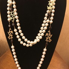 CHANEL  Ожерелье "Лого с бордовыми бусинами"