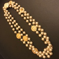 CHANEL  Ожерелье "Жемчужное с логотипом"