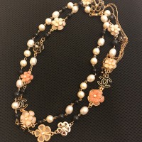 CHANEL  Ожерелье "Камелия"