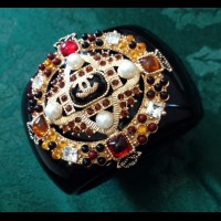 CHANEL  Великолепный лого- браслет 