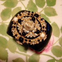 CHANEL  Великолепный лого- браслет 
