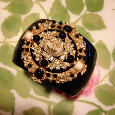 CHANEL Великолепный лого- браслет CHANEL Великолепный лого- браслет