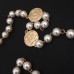 CHANEL Ожерелье "Жемчужное с логотипом" CHANEL Ожерелье "Жемчужное с логотипом"