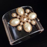 CHANEL Великолепный лого- браслет CHANEL Великолепный лого- браслет