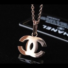 CHANEL Лого - кулон на цепочке. CHANEL Лого - кулон на цепочке.