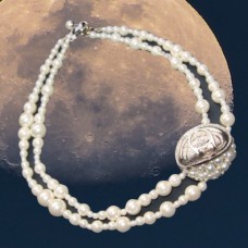 CHANEL Колье жемчужное с логотипом "Крышка" CHANEL Колье жемчужное с логотипом "Крышка"