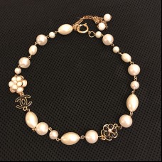 CHANEL  Колье с логотипом и камелией