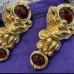 ELIZABETH TAYLOR Клипсы «Gilded Age Dangle Cherub» ELIZABETH TAYLOR Клипсы «Gilded Age Dangle Cherub»