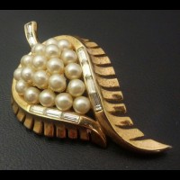TRIFARI  Брошь винтажная "Лист с жемчугом"